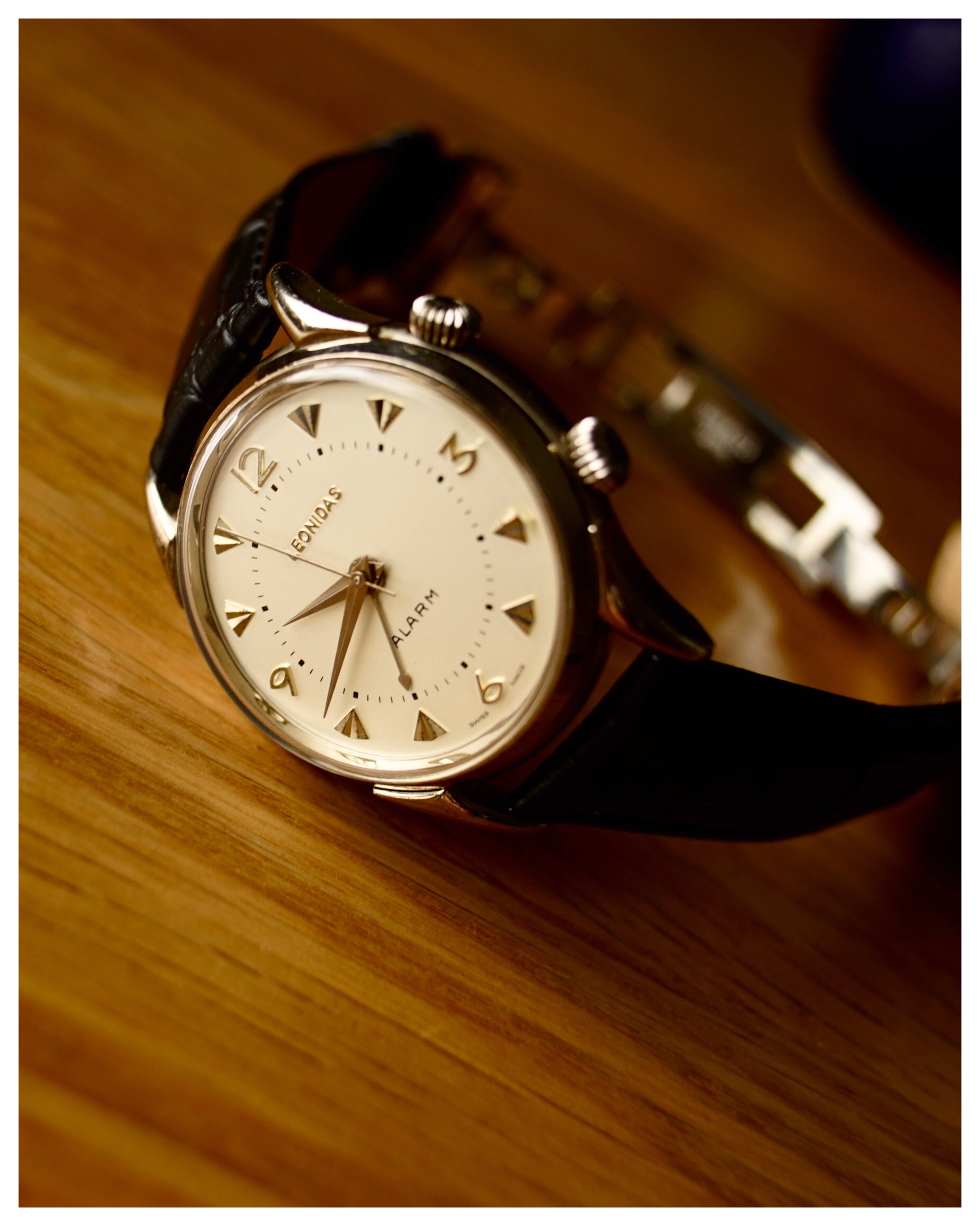 レオニダス　手巻きアラーム腕時計　上質イメージ